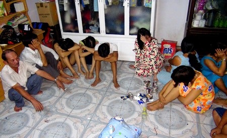 Các con bạc bị bắt quả tang trên chiếu bạc. Ảnh