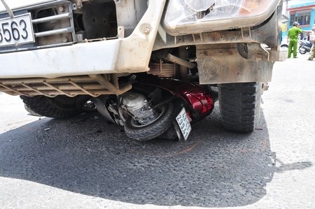 Chiếc xe máy của nạn nhân nằm dưới gầm bánh xe trước