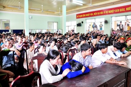 Rất đông người dân đến dự phiên tòa