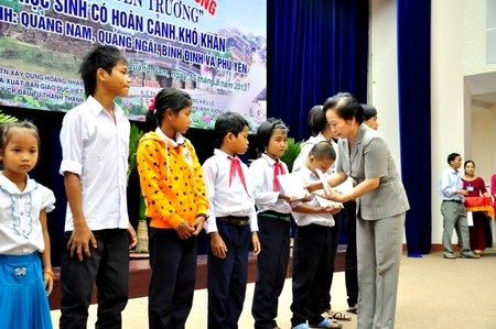 Phó Chủ tịch nước Nguyễn Thị Doan trao học bổng đến các em học sinh Quảng