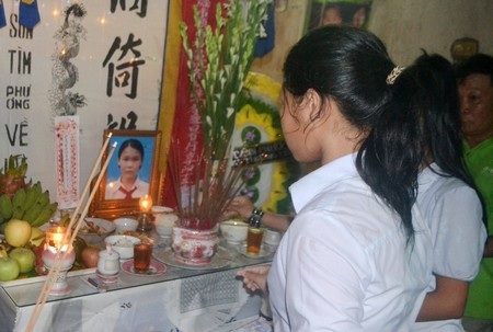 Các bạn học đến viếng hương em Hiếu