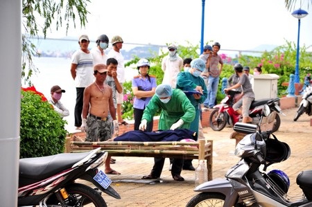 Cơ quan pháp y đang khám nghiệm tử thi nam thanh niên để điều tra vụ việc