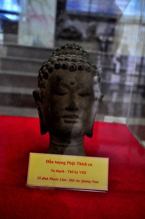 Đầu tượng Phật Thích ca bằng sa thạch (thế kỷ 18)