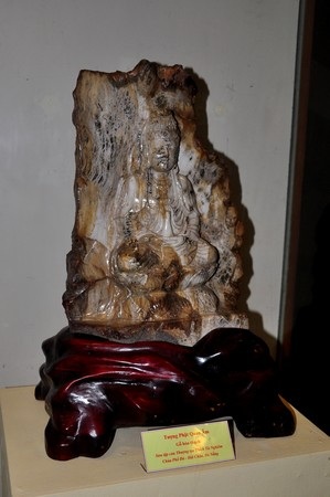 Tượng Phật Quan âm bằng gỗ hóa thạch