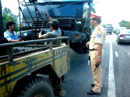 Lực lượng CSGT giải tỏa hiện trường vụ tai nạn