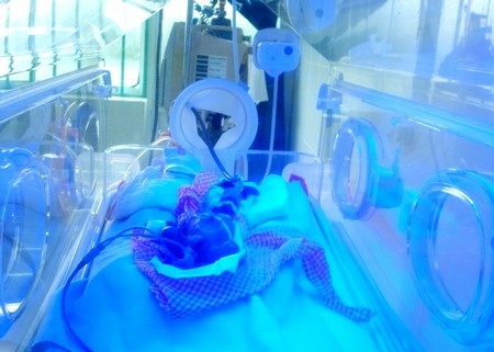 Cháu bé đang được chăm sóc đặc biệt và sức khỏe có chiều hướng tiến triển tốt