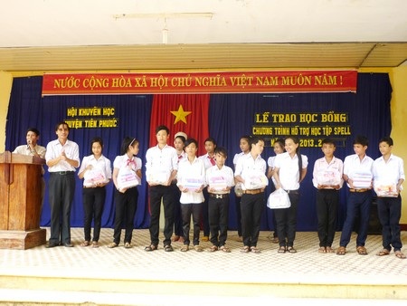 Các em học sinh khối THCS nhận học bổng SPELL.