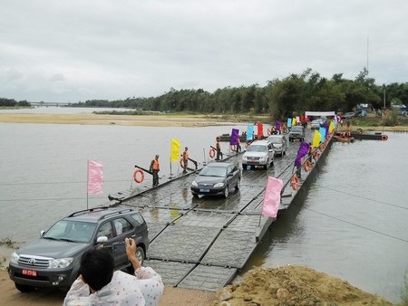 Chiếc cầu phao được bắt tạm để phục vụ người dân qua lại