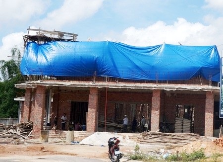 Sau khi sàn bê tông bị sập, đơn vị thi công dùng bạt che lại