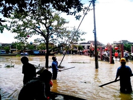 Công việc vất vả của lực lượng PCLB ở Hội An trong mùa mưa bão