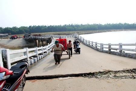 Khánh thành cây cầu bị sập 3 năm trước - 1 Người dân vẫn đi lại sau khi cầu Gò Nổi bị sập
