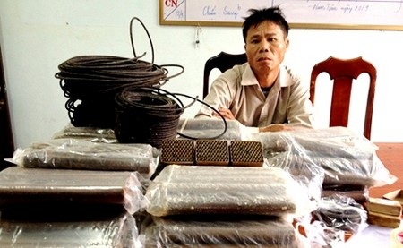 Bị bắt khi vận chuyển thuốc nổ trong mưa bão lên bãi vàng - 1 Đối tượng Nguyễn Bá Hoan và tang vật tại cơ quan điều tra công an. Ảnh: K.T.