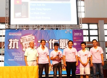 Các bạn sinh viên đạt giải Ba IDEERS 2013