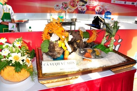 Ban giám khảo chấm điểm các món ăn