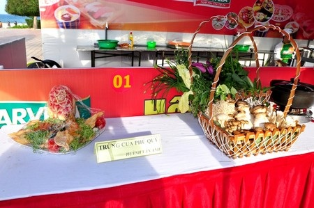 Ban giám khảo chấm điểm các món ăn