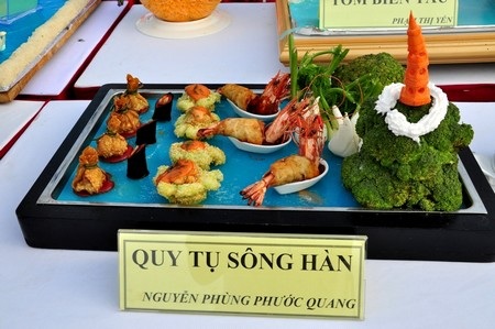 Ban giám khảo chấm điểm các món ăn