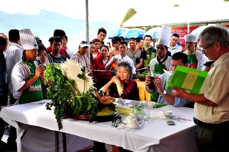 Ban giám khảo chấm điểm các món ăn