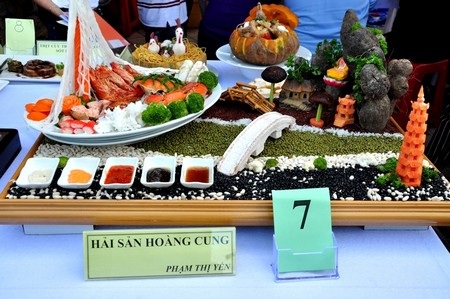 Ban giám khảo chấm điểm các món ăn