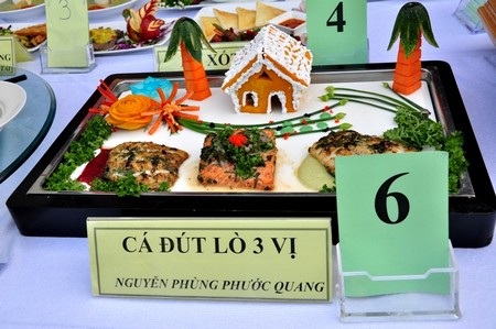 Ban giám khảo chấm điểm các món ăn