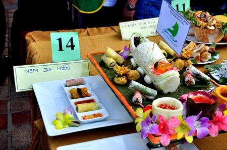 Ban giám khảo chấm điểm các món ăn