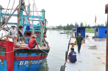 Các tàu cá của ngư dân có thể cập mạn xà lan và ngư dân trình giấy tờ rất dễ dàng