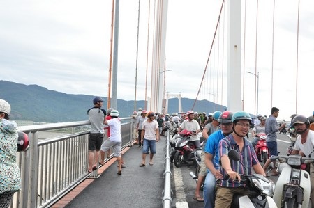 Rất đông người dân hiếu kỳ đến xem vụ việc