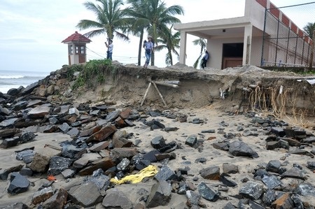 Đoạn kè bảo vệ các khu du lịch bị sóng đánh tơi tả (Ảnh: Công Bính).