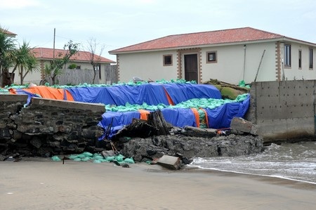 Bờ tường bảo vệ khu du lịch bị sóng đánh sập