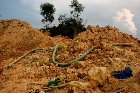 Sập hầm, hai phu vàng tử vong - 1 Một bãi vàng trái phép tại xã Tư, huyện Đông Giang cũng bị sập làm 3 thương vong vào tháng 4/2013