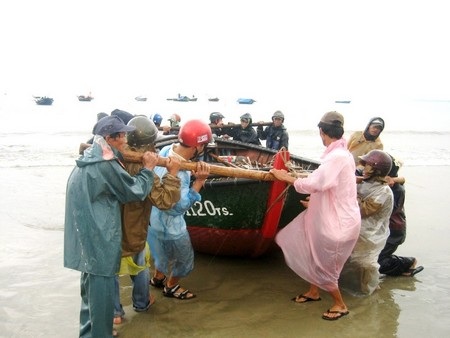 Ngư dân Đà Nẵng giúp nhau đưa tàu thuyền vào bờ tránh bão