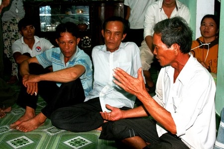 Người nhà nạn nhân bức xúc trao đổi với phóng viên