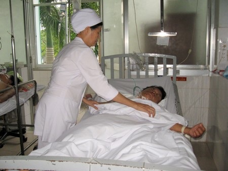 Bắt ong vò vẽ, bị đốt hàng trăm vết - 1 Anh Thìn đang được các bác sĩ chăm sóc