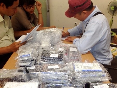 Ông Lee Seung Yoon (phải) và tang vật. Ảnh: