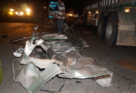 Một phần thân xe khách bị rớt xuống đường