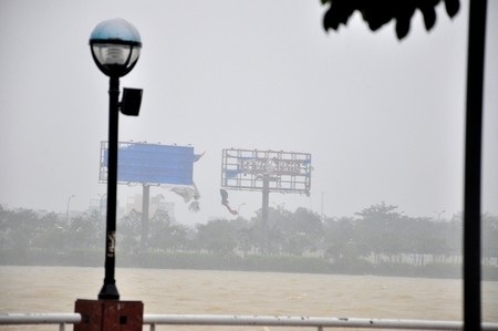 Mưa to mù mịt trên sông Hàn