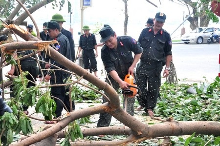 Lực lượng Công an giúp dọn dẹp cây đỗ trên đường sau bão trong sáng ngày 16/10