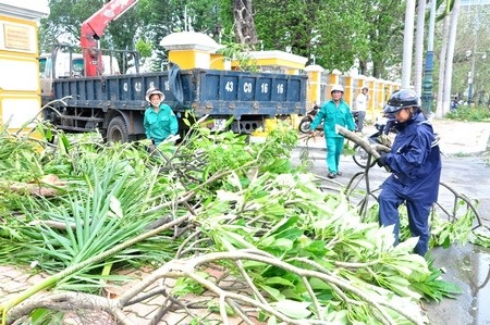 750 công nhân vệ sinh ra quân dọn dẹp sau bão