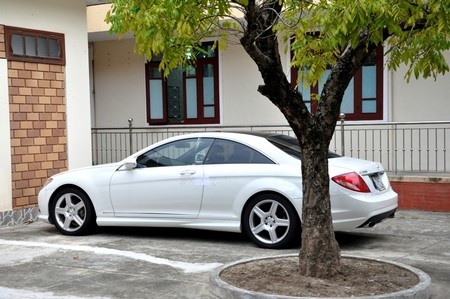 Hai trong số 7 chiếc xe ô tô hạng sang đang tạm giữ tại Công an TP Đà Nẵng