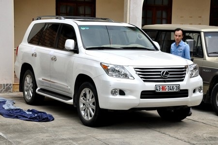 Hai trong số 7 chiếc xe ô tô hạng sang đang tạm giữ tại Công an TP Đà Nẵng