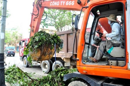 Sáng ngày 16/10, xe tải, xe xúc được điều động để dọn dẹp cây xanh ngã đổ