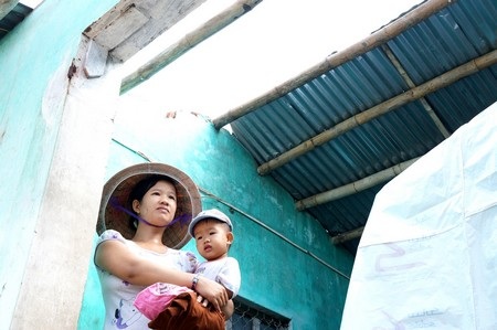 Cả vùng đất tan hoang như vừa trải qua một trận chiến - 3 Còn ngôi nhà của bà Nguyễn Thị Cho bị sập do gió thổi mái nhà của người khác đến