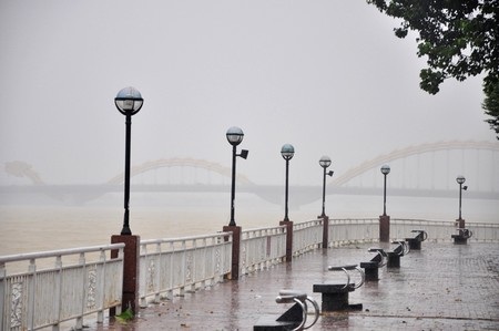 Mưa to mù mịt trên sông Hàn