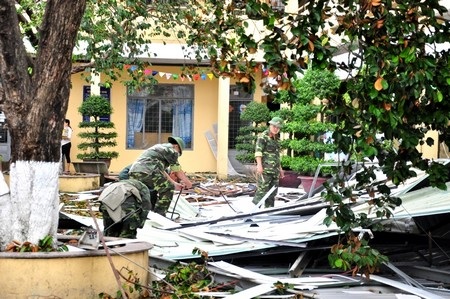 Giúp trường học tháo dỡ mái tôn bị sập tại trường tiểu học Hoàng Văn Thụ (quận Hải Châu).