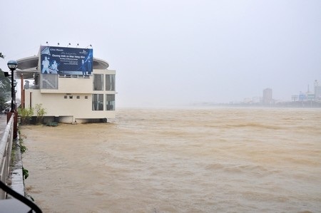 Nước trên sông Hàn đã bắt đầu dâng cao