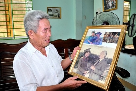Những tấm hình chụp cùng với Đại tướng được ông Ngật gìn giữ cẩn thận như báu vật