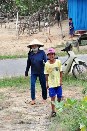 Hai bà cháu từ ngoài biển về