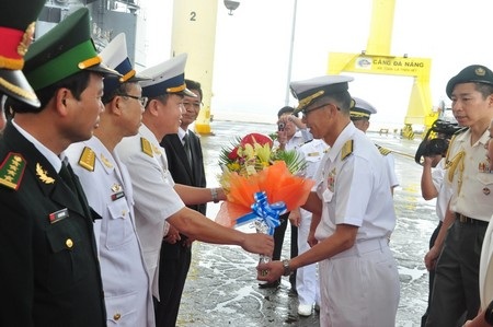 Hải quân Việt Nam tặng hoa cho Chuẩn Đô đốc Fumiyuki KITAGAWA