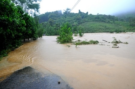 Một số tuyến đường tại huyện Phước Sơn (Quảng Nam) bị ngập do Đăk Mi 4 xả lũ