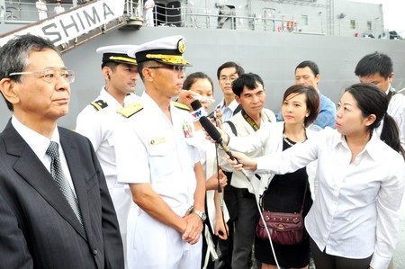 Chuẩn Đô đốc Fumiyuki KITAGAWA trả lời phỏng vấn ngay tại cầu cảng