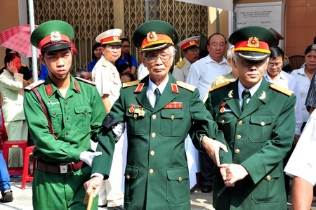 Một cựu chiến binh vào viếng Đại tướng Võ Nguyên Giáp tại trụ sở Hội Cựu chiến binh Đà Nẵng